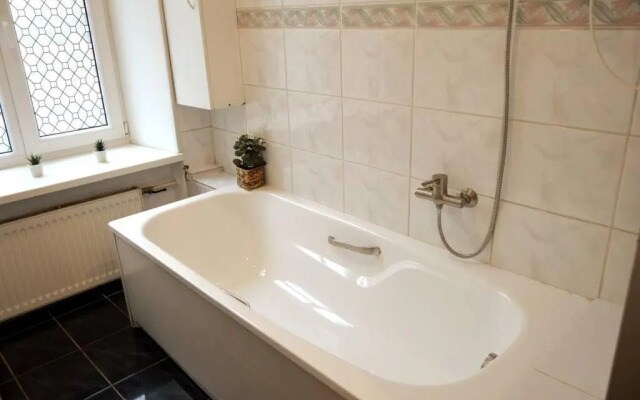 Unique Spacious Classic 3bedroom Midtown Apartment ! FREE parking ! BILLIARD room !