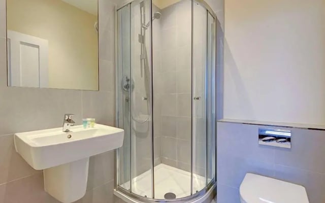 Modern 3 Bed Apartment Next to the Park - 210a