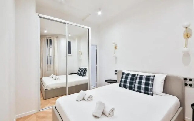Champs Elysees!Montaigne, New Luxurious 6pers Flat