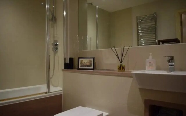 Modern 1 Bedroom Apartment With Balcony