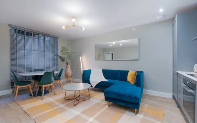Stylish Hyde Park Apartment PS2