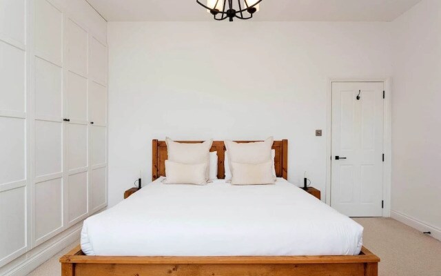 Clean Lines By Clapham Common