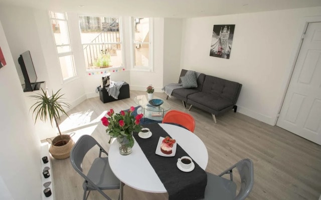 Light filled garden flat sleeps 4