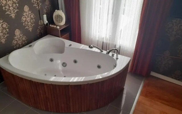 Ata suit Otel