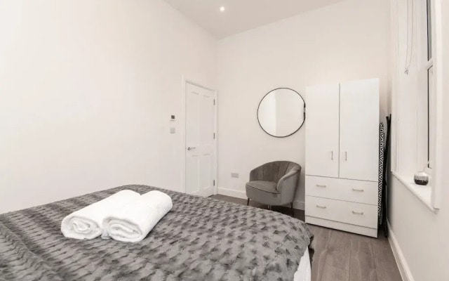 Woodside Park 3 Bedroom Apt with Parking