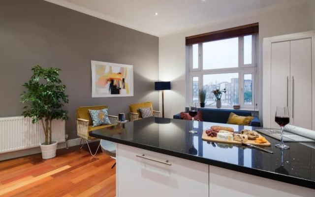 The Kensington Palace Retreat - Modern 2BDR Flat