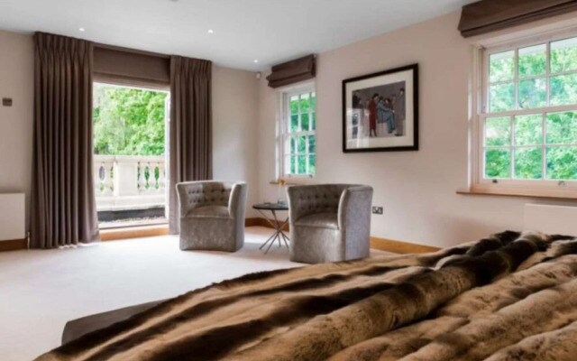 Luxury 6 Bedroom House for 12, With Parking