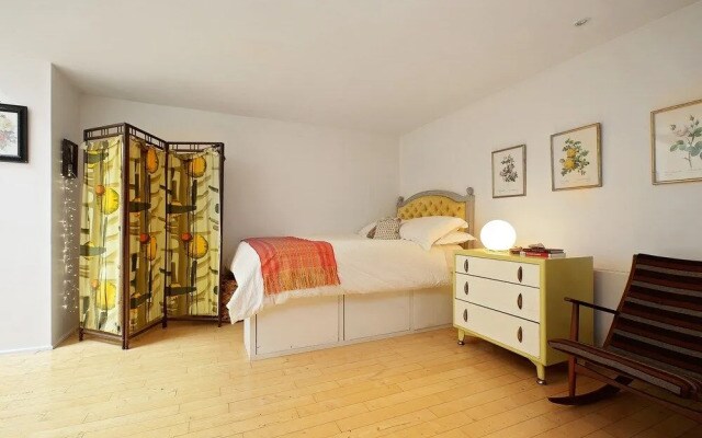 Bright Chic Garden Apartment