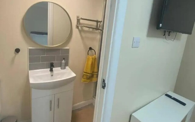 House - Sleeps 8 - Garden - Parking