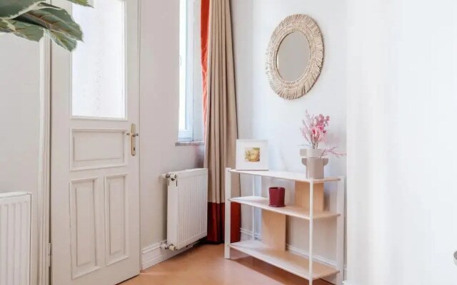 Chic Modern Flat w Balcony 5 min to Taksim