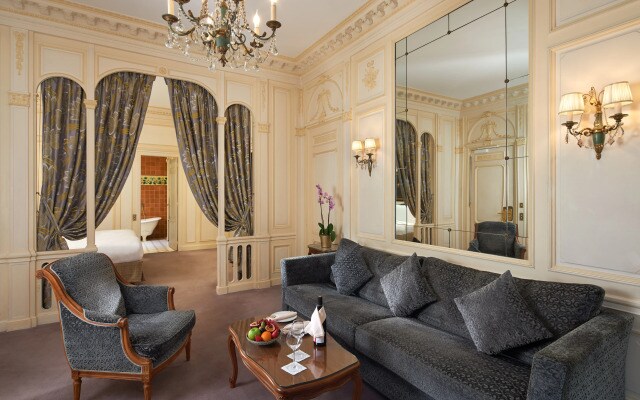 Hotel Raphael