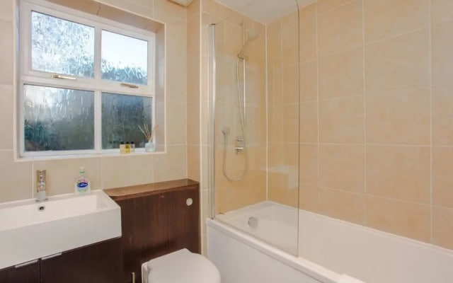 Contemporary 1 Bedroom Flat in Camberwell Oval