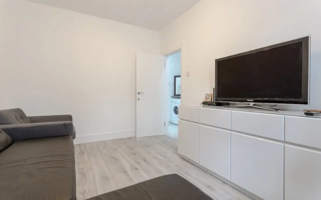 3 Bedroom House In Tooting With Garden