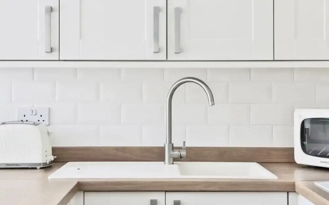 Newly Refurbished Flat With Great Transport Links