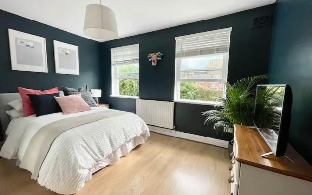 *New* Beautiful 2 Bedroom House in Central Location