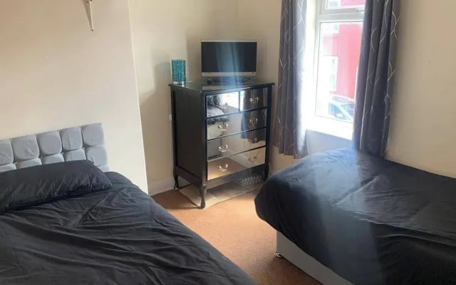 By the Sea, Sleeps 4-6, Private Patio, Nearbeach, Seasideretreat, Train to Liverpool or Chester is a hop Skip and a Jump Away