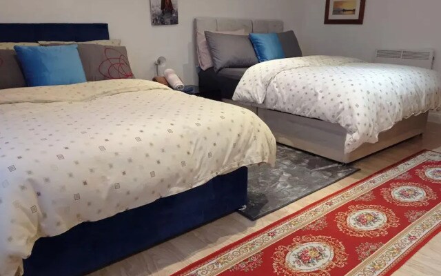 House - Sleeps 8 - Garden - Parking
