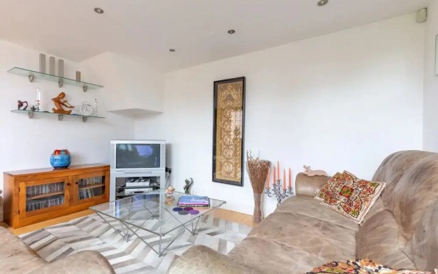 Spacious 2 Bedroom Apartment in Converted Warehouse in Brixton