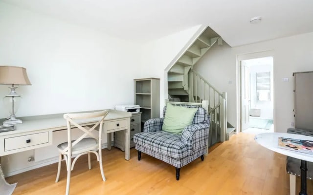 3BD Mews House with Courtyard in Kew