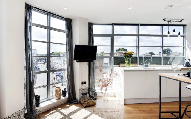 Panoramic Peckham Home by the Overground Station