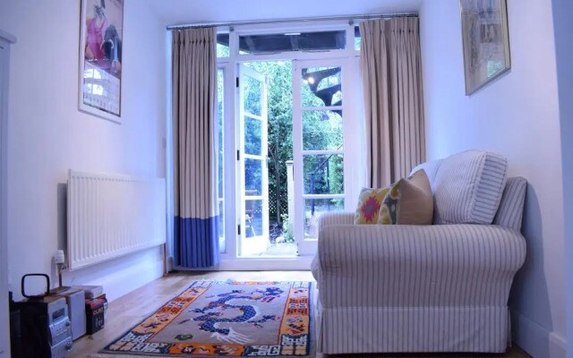 Spacious 1 Bedroom Apartment With Garden