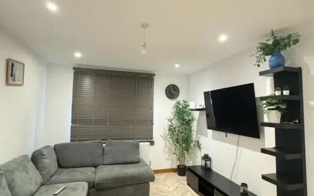 Erith Cosy Retreat Home