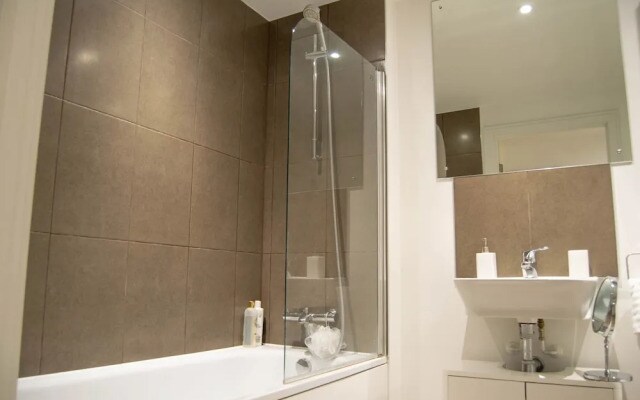 Stunning 2 Bedroom Apartment on the River Thames