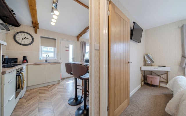1 Bed Cabin - Sleeps 2 - Pets - 2 Min To Beach