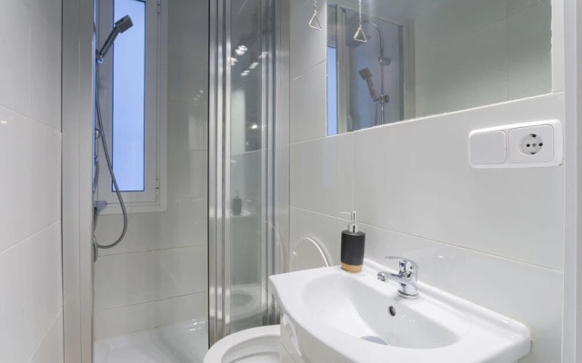 Dobo Rooms - Ronda de Segovia Apartments