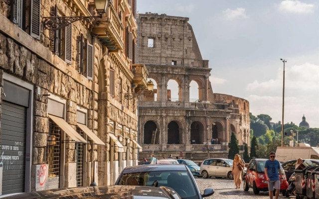 Martina al Colosseo