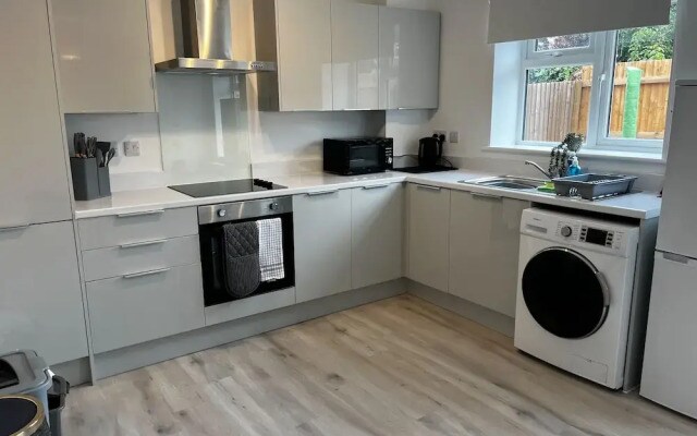 2 Bed Flat - Sleeps 4 - Pets - Garden - Parking