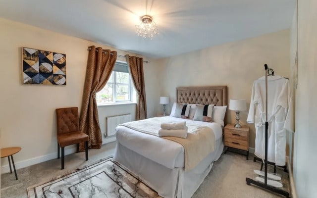 Charming 2-bed House in Middleton Manchester