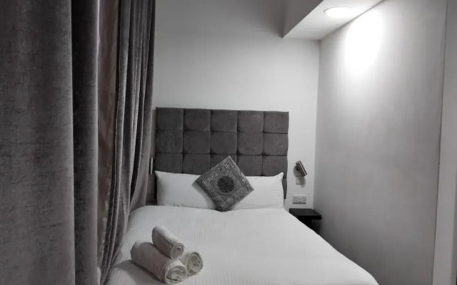 1 Bed Flat - Sleeps 2 - Parking - Wifi