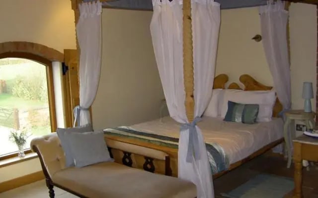 Hungry Bentley Barn bed and breakfast