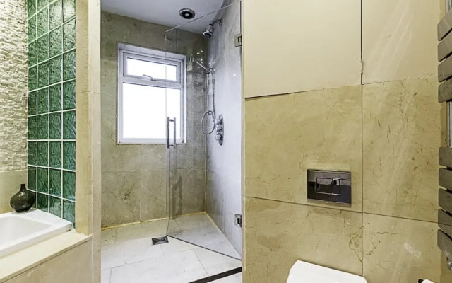Gorgeous 4-bed Home With a Fireplace and Terrace