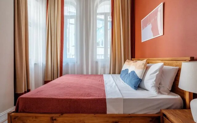 Chic Modern Flat w Balcony 5 min to Taksim