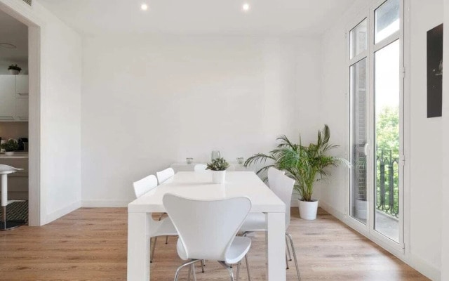 Stunning 2 Bedroom amd Bath Apartment in Eixample