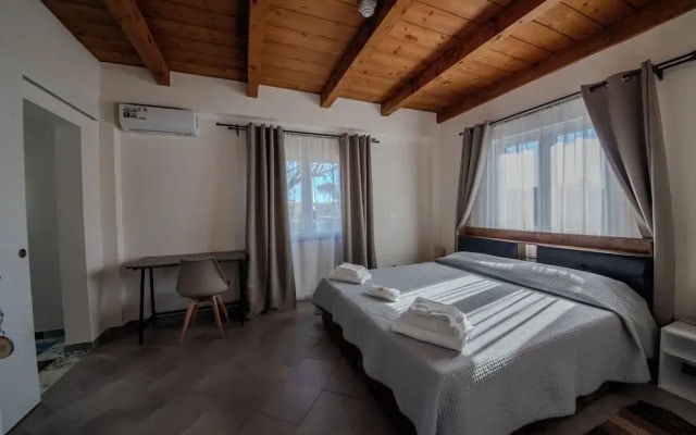 Casale in legno nella natura laziale