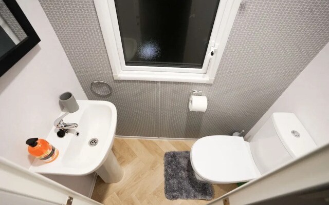 Inviting 3-bed Lodge in Preston hot tub