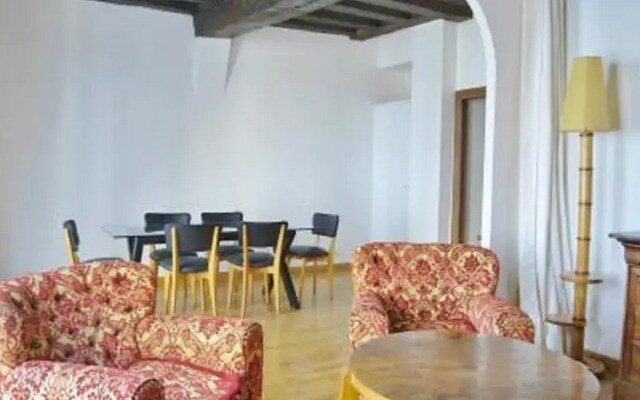 One-Bedroom Apartment Downtown