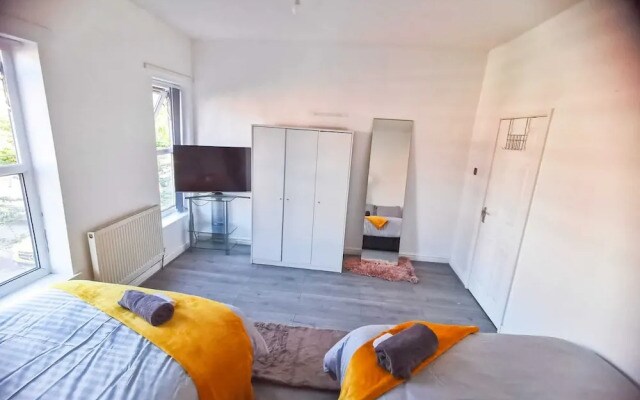 Charming 4-bed House in Manchester