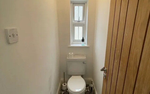 Charming 4-bed House in Sheffield