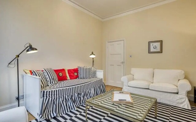 Spacious 2bed/2bath Apt, 5mins to Victoria St