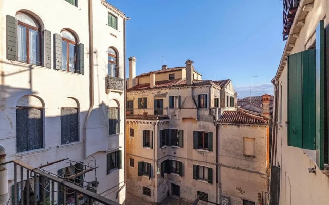 San Polo Apartment with Balcony