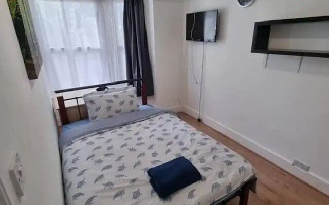 Lovely 5-bed House in London