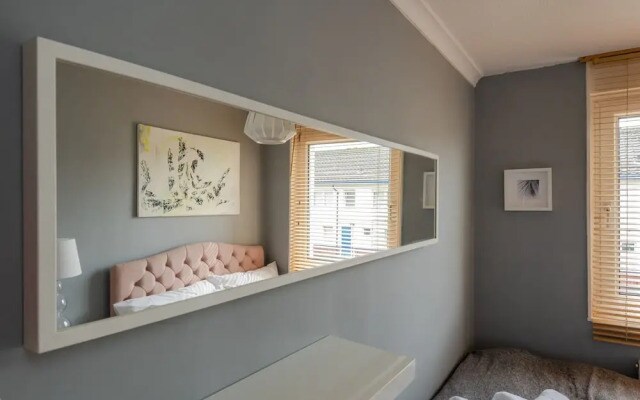 Newly Refurbished 3 Bed Flat For 6 Guests