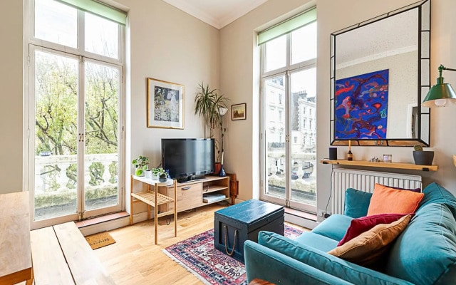 Beautiful Two Bedroom Abode Near Victoria