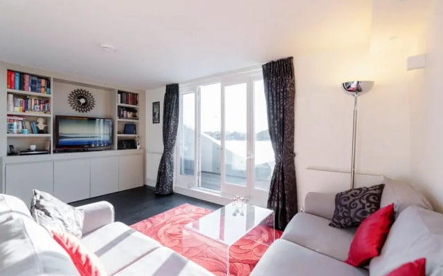 Olympia 2 Bed Duplex by BaseToGo