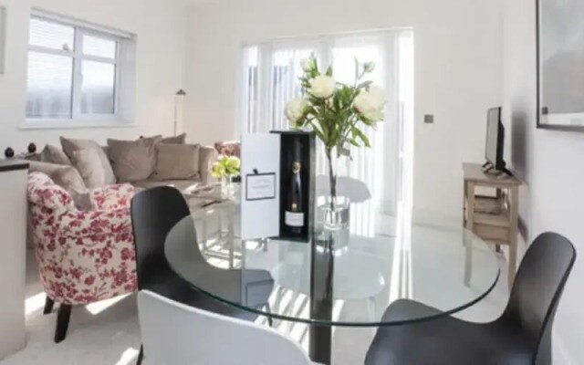 Whitehouse Apartments- Apartment C