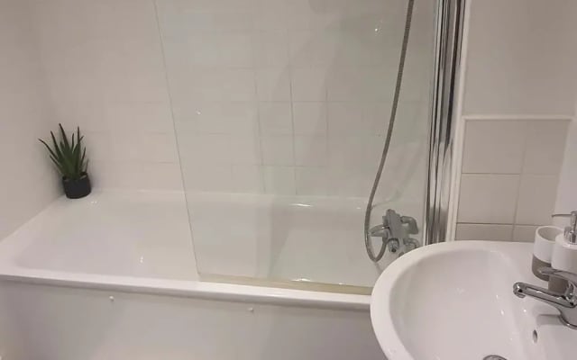 1 Bed Apartment Sleeps 2 With Wi-fi & Tv